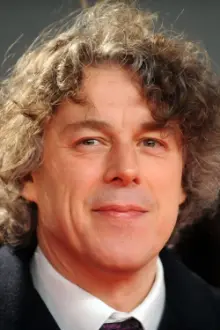 Alan Davies como: Ele mesmo