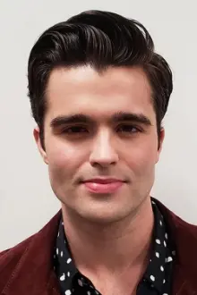 Spencer Boldman como: Gio Marchetti