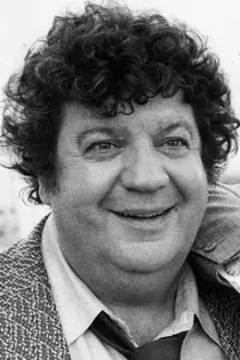 George Savalas como: Curly Stavors