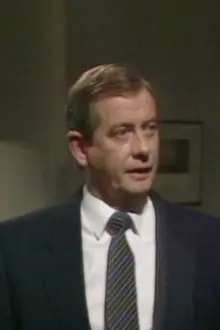 Derek Fowlds como: 