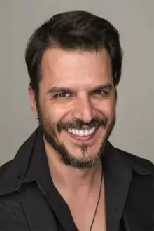 Mehmet Günsür como: Giorgio