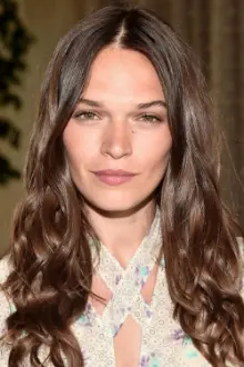 Anna Brewster como: Shelby Dupree