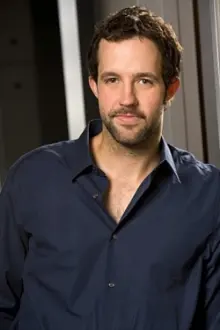 Peter Cambor como: George