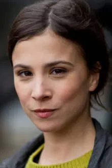 Aylin Tezel como: Lara