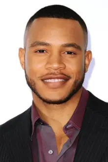 Trai Byers como: Theo Jones