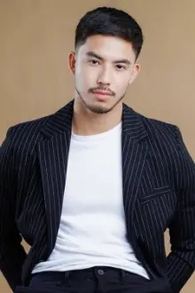 Tony Labrusca como: Raphael "Ely" Florentino