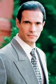 Alejandro Ruiz como: Mario
