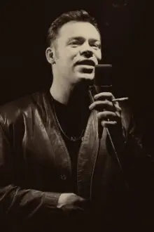 Ali Campbell como: Vocals, guitar