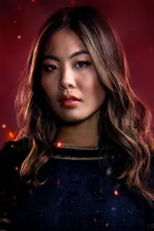 Nicole Kang como: Sienna