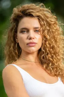 Bruna Linzmeyer como: Diana