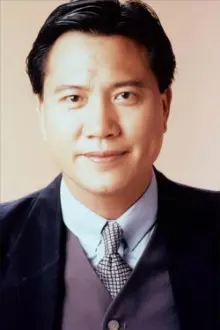 Alex Man como: 梁仪同