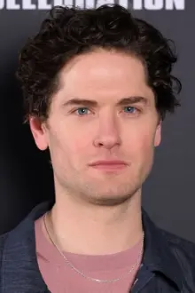 Kyle Soller como: Syril Karn