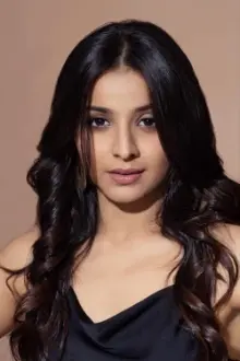 Mahima Makwana como: Devika