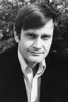 Ralph Bates como: Giles Barton