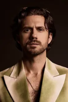 Aaron Tveit como: James Galant