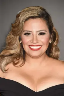 Cristela Alonzo como: Ela mesma