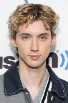 Troye Sivan como: Xander