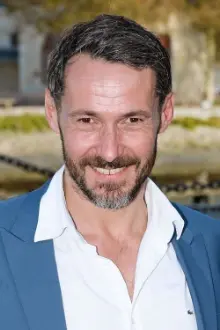 Julien Boisselier como: Yves