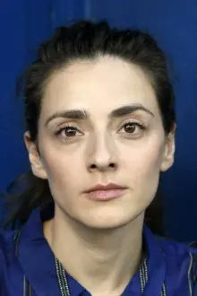 Seyneb Saleh como: Karina