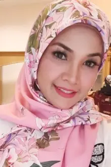 Zarina Zainuddin como: Puan Rohani