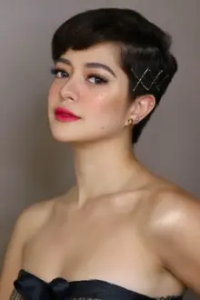 Sue Ramirez como: Valentina Dizon / Val