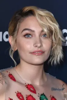 Paris Jackson como: Corey