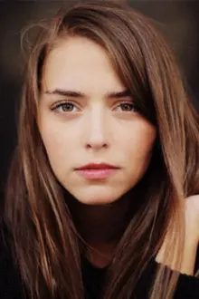 Ava Celik como: Ayse Güngör