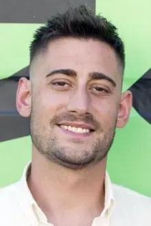 Michael Socha como: Tommy