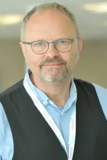 Robert Llewellyn como: Himself - Presenter