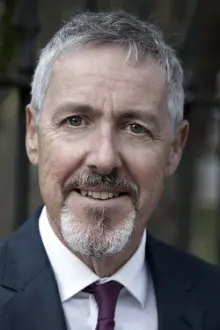 Griff Rhys Jones como: Foley