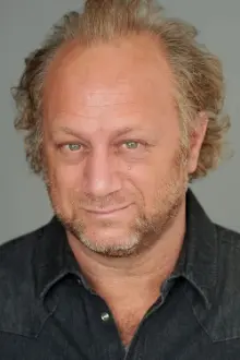 Scott Krinsky como: Larry