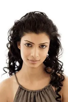 Tina Desai como: Jenny Saxena