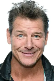 Ty Pennington como: Self - Carpenter