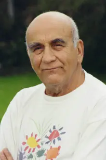 Warren Mitchell como: 