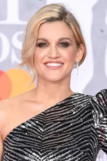 Ashley Roberts como: Ela mesma