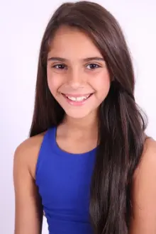 Alana Mansour como: Alice