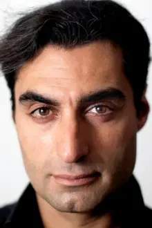 Farshad Kholghi como: Taxachauffør