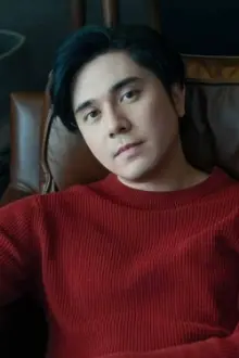 Paulo Avelino como: Roman