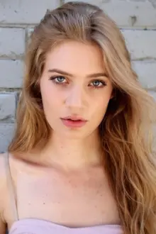 Clara Pasieka como: Chloe