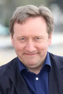 Neil Dudgeon como: Lestrade