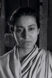 Karuna Banerjee como: Meja-boudi