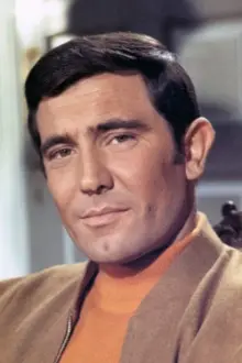 George Lazenby como: General Bullmount