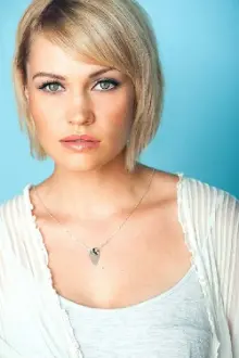 Whitney Moore como: Katrina