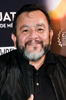 Silverio Palacios como: El Azteca