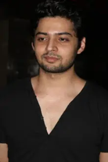 Shadab Kamal como: Kiazad Irani