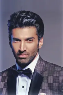 Aditya Roy Kapur como: Advait Thakur