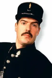 Arthur Bostrom como: Officer Crabtree