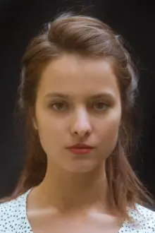 Elina Vildanova como: Aylin