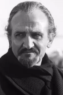 Roger Delgado como: Josef