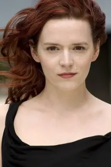 Julia Krynke como: June